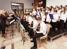 Concert caritabil ”În așteptarea lui Moș Crăciun” cu artiștii ”Fabricii de pian”