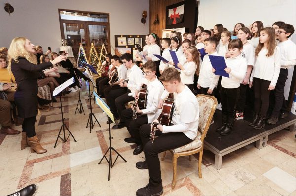 Concert caritabil ”În așteptarea lui Moș Crăciun” cu artiștii ”Fabricii de pian”