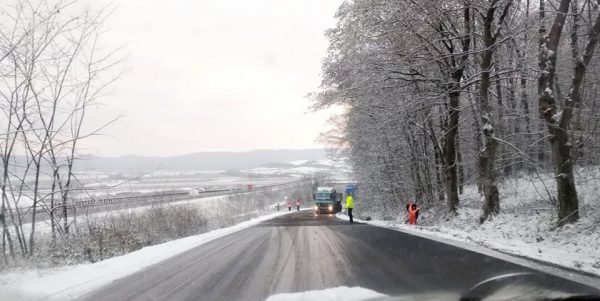 Intervenții de deszăpezire pe drumurile județene hunedorene