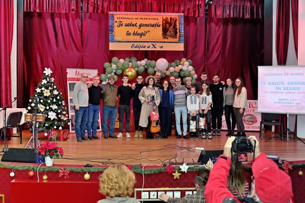 Spectacol de gală, cu muzică, poezie și mult suflet, la ediția a X-a a festivalului de folk ”Te salut, generație-n blugi!” de la Vulcan