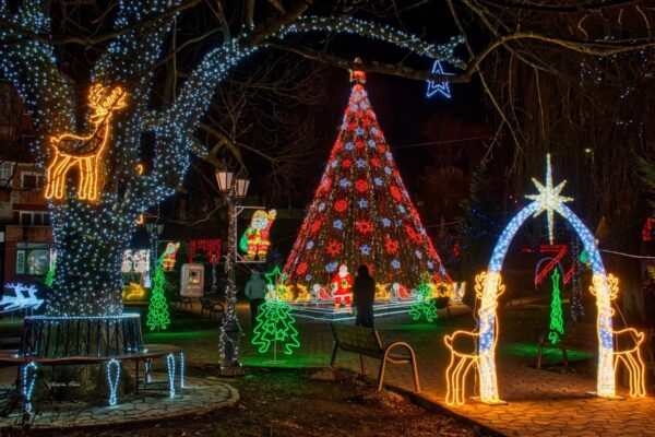 Sărbători cu bine și iluminat ornamental spectaculos în Parcul Copiilor de la Uricani