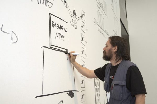 Artistul Dan Perjovschi lansează la Sibiu cartea ”Ziarului Orizontal”