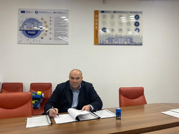 Un nou proiect de finanțare prin PNRR semnat de primarul Vasile Jurca, aduce ”Valul Renovării” și la Blocul 43 din cartierul 8 Martie al orașului Petrila