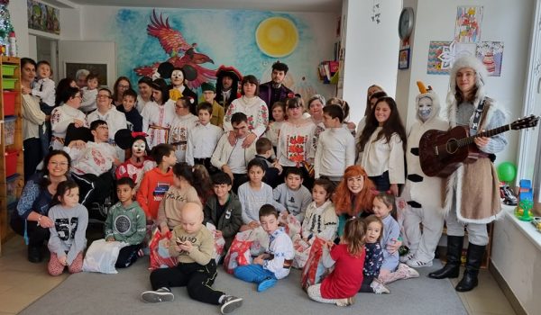 ”Personaje de poveste” prezentate copiilor, cu ocazia zilei de Moș Nicolae, de către actorii teatrului din Petroșani