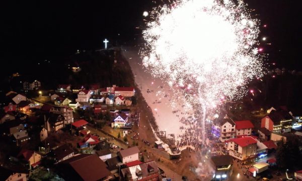 Valea Jiului a intrat în 2023 cu veselie și mii de focuri de artificii