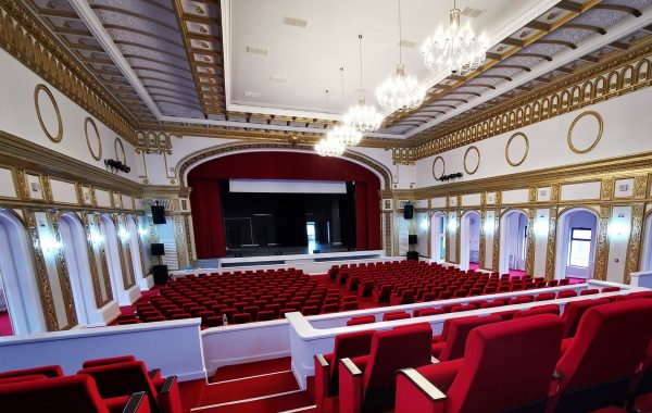 Spectacol la dublu cu ocazia redeschiderii Casei de Cultură de la Hunedoara