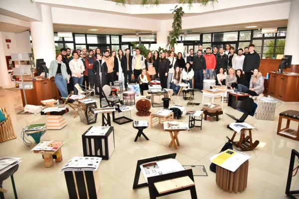 Tradiționala expoziție de scaune „SIT WITH ME”, a studenților arhitecți de la UPT, a venit anul acesta cu o provocare – reprezentarea unui brand de renume