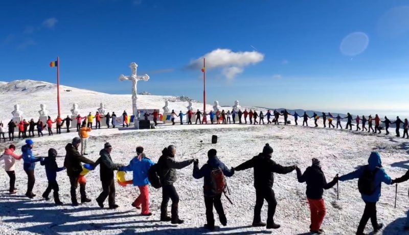 Mica Unire într-o horă mare a iubitorilor de munte, la Memorialul Eroilor din Pasul Vîlcan