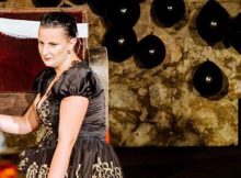 Actrița Oana Crișan este protagonista spectacolului „Infernales Machinery”, o nouă premieră la Teatrul ”I.D. Sîrbu” din Petroșani