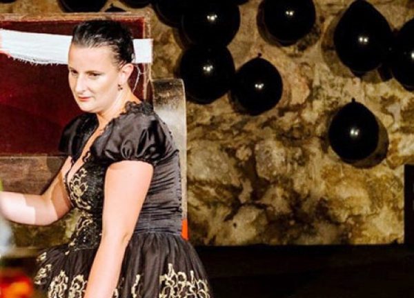 Actrița Oana Crișan este protagonista spectacolului „Infernales Machinery”, o nouă premieră la Teatrul ”I.D. Sîrbu” din Petroșani