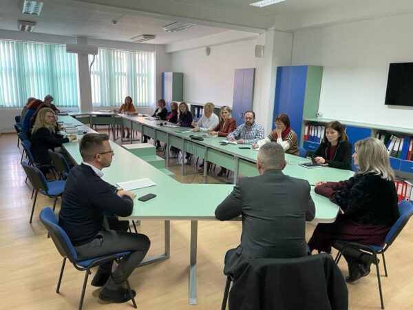 Prefectul județului Hunedoara cere intensificarea proiectelor pentru digitalizarea sistemului educațional