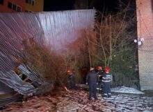 Pagube produse de vânt, sâmbătă noaptea, la Petrila