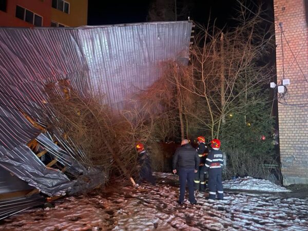 Pagube produse de vânt, sâmbătă noaptea, la Petrila