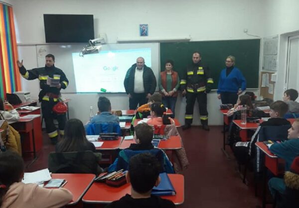 Exercițiu demonstrativ al SVSU Petrila la Școala Gimnazială ”I.D. Sîrbu”