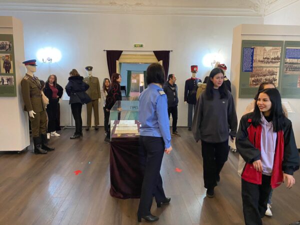 Profesia de jandarm promovată în rândul tinerilor hunedoreni la MCDR Deva