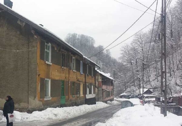 Peste 500 de oameni din 11 blocuri de la Aninoasa trebuie evacuați din blocurile care nu mai prezintă siguranță