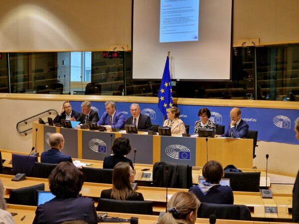 Europarlamentarul Iuliu Winkler apreciază că reindustrializarea Europei este un proces absolut necesar