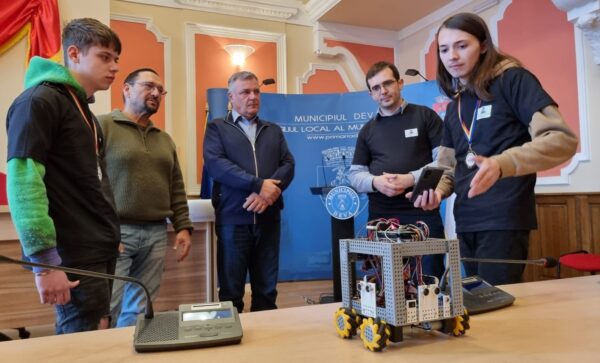 Elevi din Deva vor reprezenta România la Salonul Internațional pentru Tineret Exporecerca de la Barcelona – Spania