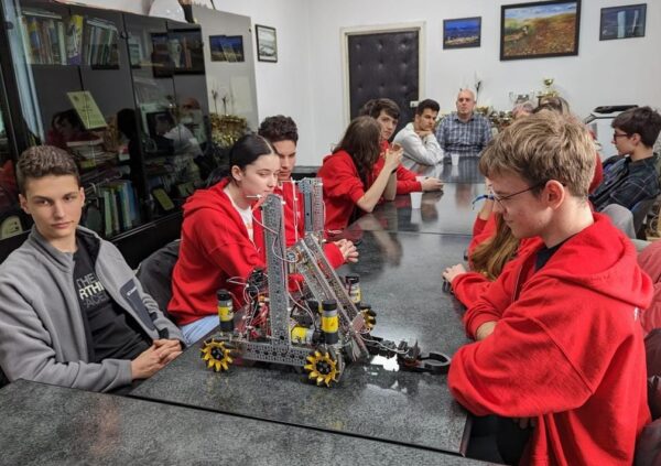 ”Alpha Bit” Petroșani, în finala concursului național de robotică