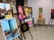 „Culori de suflet pentru tine, femeie” – o expoziție a artiștilor de la Clubul de pictură pentru adulţi „Curcubeu” din Deva