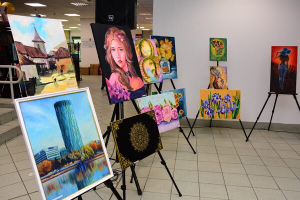 „Culori de suflet pentru tine, femeie” – o expoziție a artiștilor de la Clubul de pictură pentru adulţi „Curcubeu” din Deva