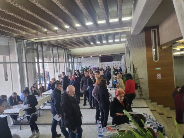 Aproape 100 de deveni și-au găsit un loc de muncă în ultima zi a Bursei Mărțișorului