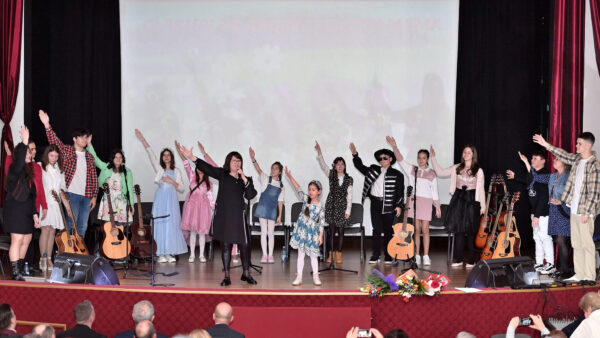 Eveniment copleșitor la Vulcan, creat de Clubul copiilor, cu daruri din inimi de copii, cu ”Glasuri de argint” pentru mame