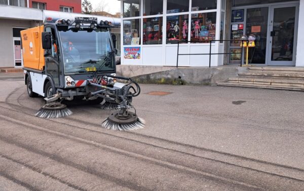 Autoritățile din Lupeni intensifică acțiunile edilitare de primăvară, cu utilaje noi și forțe proaspete