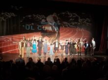 Emoționantă lecție despre viață într-un spectacol de teatru emblematic, la premiera de la Petroșani a piesei ”Omul cu mârțoaga” de G. Ciprian