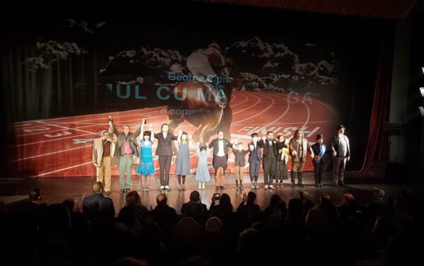 Emoționantă lecție despre viață într-un spectacol de teatru emblematic, la premiera de la Petroșani a piesei ”Omul cu mârțoaga” de G. Ciprian