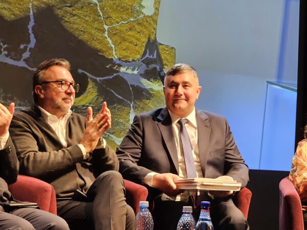 Lansare de gală a albumului ”Hunedoara, tărâm binecuvântat” de Cosmin Nicula la Muzeul Naţional al Literaturii Române