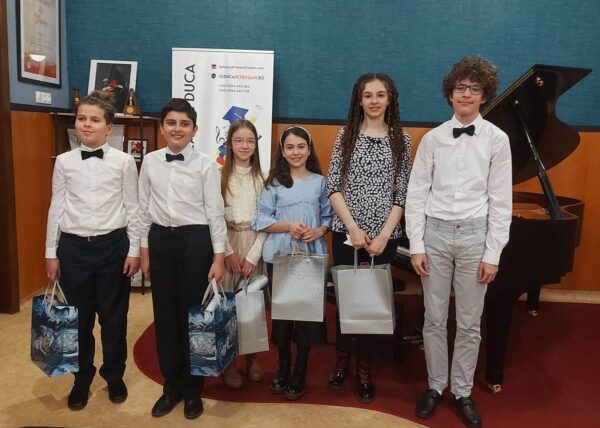 Emoționant recital de pian al muzicienilor olimpici de la secția de muzică a Școlii europene ”I.G. Duca” din Petroșani