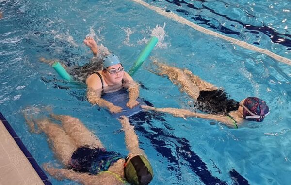 „Water Challenge 2023″, competiție de înot la Vulcan, cu prilejul Zilei Mondiale a Sindromului Down