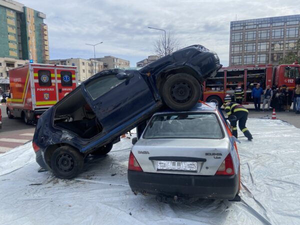 Exercițiu al ISU Hunedoara pe tema gestionării situațiilor de urgență generate de accidente majore pe căile rutiere