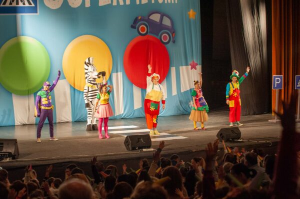 Gașca Zurli și Zebra Tony ajung sâmbătă, 18 martie, la Deva, cu Turneul Național ”SuperPietonii”