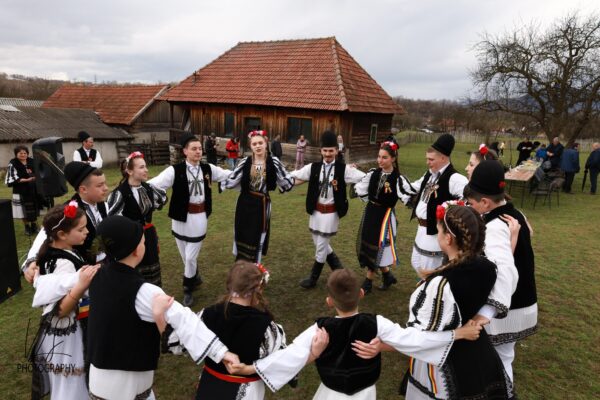 Momârlanii petrileni au dat startul sezonului nedeilor tradiționale în Valea Jiului