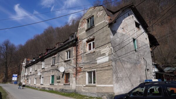 Bani de la Guvern pentru locuințe noi în locul celor afectate de cutremur destinate familiilor din Aninoasa