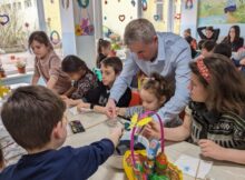 Primarul Petroșaniului, voluntar la sărbătoarea Paștelui la Casa Pollicino