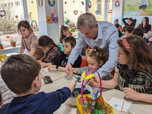 Primarul Petroșaniului, voluntar la sărbătoarea Paștelui la Casa Pollicino