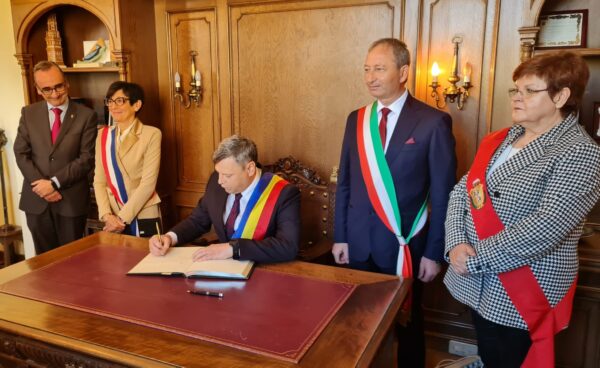 Bradul iese în lume. Municipiul din Zărand s-a înfrățit cu trei orașe europene