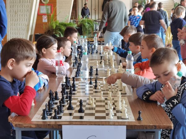 Peste 80 de șahiști s-au duelat pe eșichier în ”sportul minții”, la prima ediție a ”Cupei Cetății” de la Deva