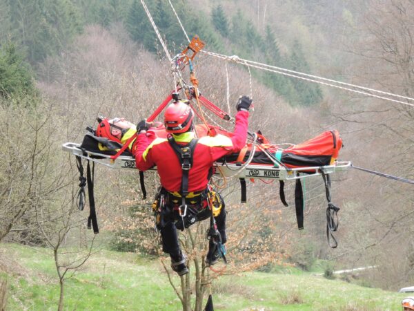 Tabără de pregătire a pompierilor alpiniști de intervenție, în plină desfășurare în județul Hunedoara