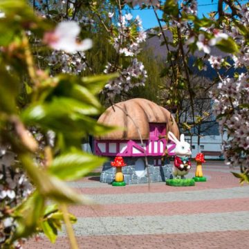 Noi decorațiuni de Paște în Parcul CAP și Parcul Copiilor de la Lupeni