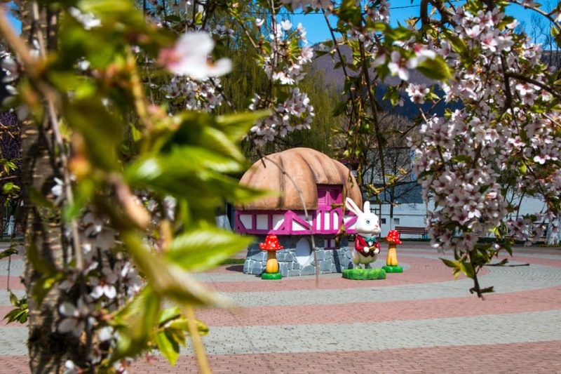 Noi decorațiuni de Paște în Parcul CAP și Parcul Copiilor de la Lupeni