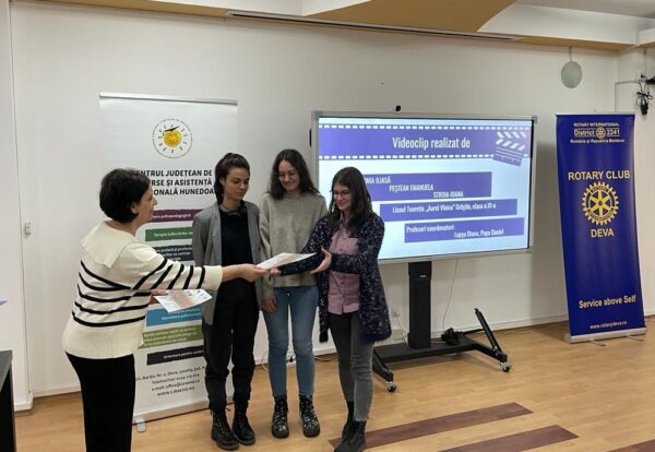 Premii pentru câștigătorii proiectului educațional „Dă-mi 3 minute pentru tine!”