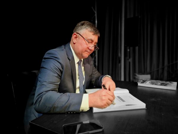 ”Hunedoara – tărâm binecuvântat”, cartea semnată de Cosmin Nicula va fi lansată oficial la Castelul Corvinilor de la Hunedoara