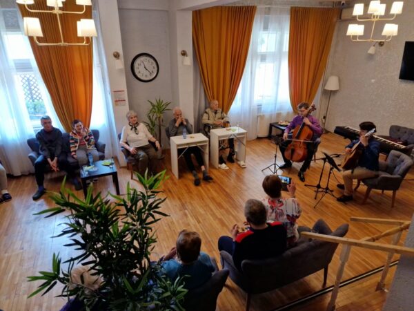 Bucuria Paștelui ajunge și anul acesta în casele și sufletele vârstnicilor care se confruntă cu situații dificile de viață, beneficiari ai proiectelor sociale derulate de Fundația Regală Margareta a României