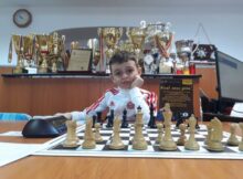 Micul șahist Rareș Apostu din Petroșani, triplu campion național la Campionatele Naționale de Șah pentru Copii și Juniori de la Eforie Nord