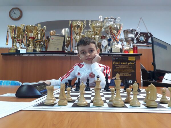 Micul șahist Rareș Apostu din Petroșani, triplu campion național la Campionatele Naționale de Șah pentru Copii și Juniori de la Eforie Nord