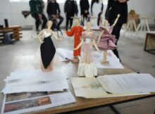 Colecții de design vestimentar cu inspirație din trecut și accesorii din materiale reciclate
